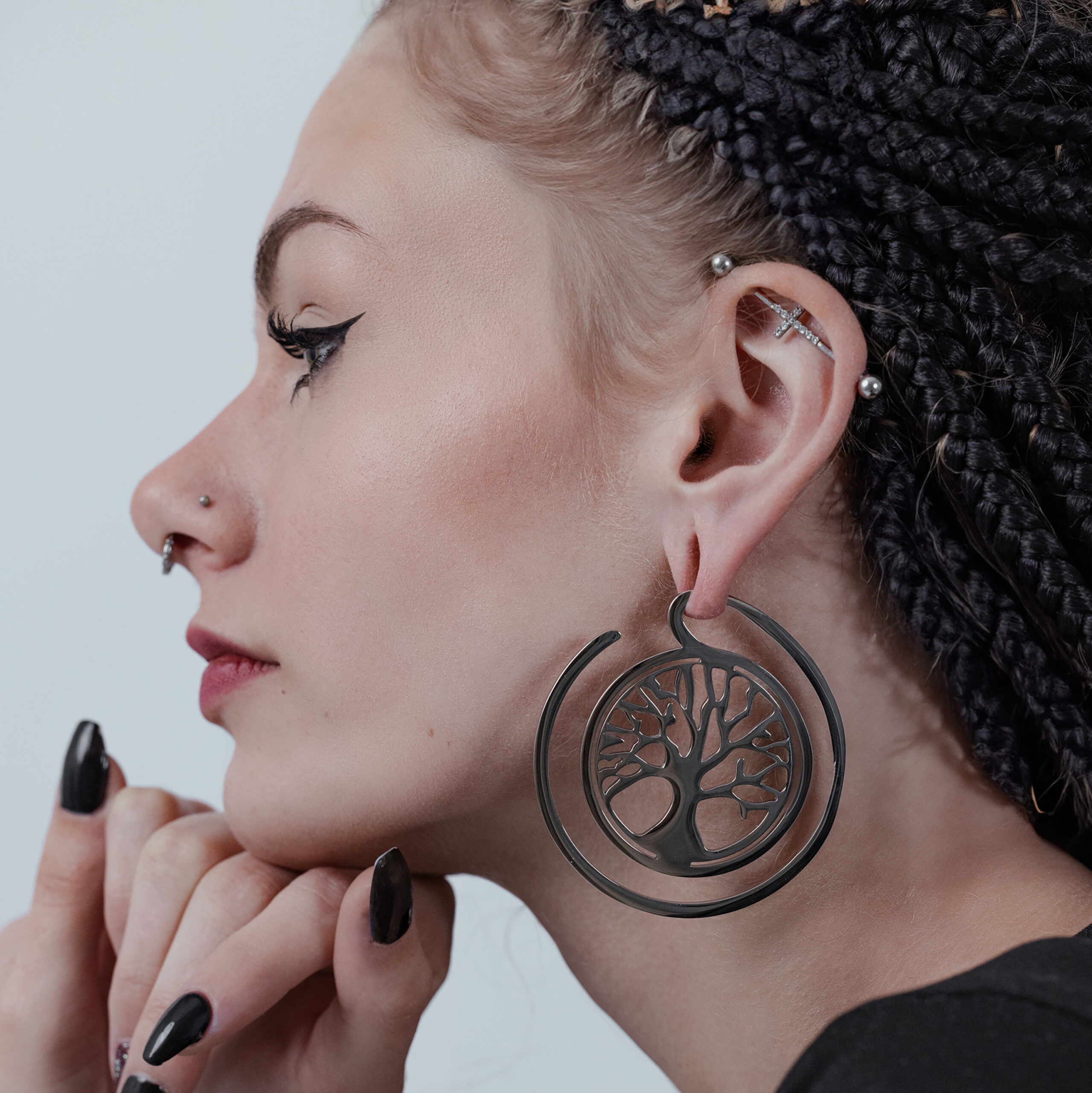 Baum des Lebens Ohrgewicht aus Chirurgenstahl Silbernes Ohrgewicht 'Baum des Lebens' aus Chirurgenstahl, getragen von einer Person mit Piercings auf hellem Hintergrund