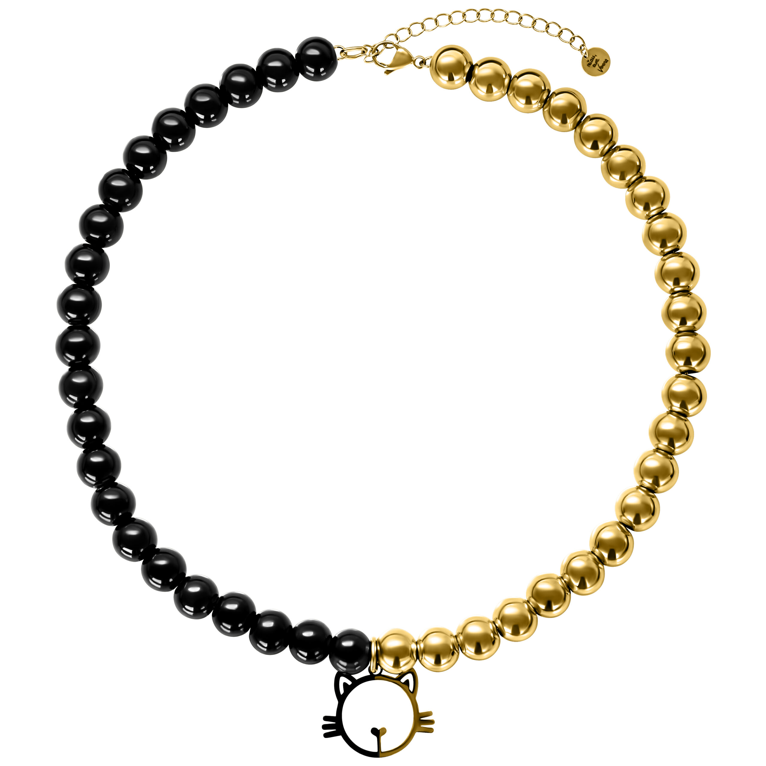 Halskette mit schwarzen und goldenen Perlen und Katzenanhänger auf weißem Hintergrund