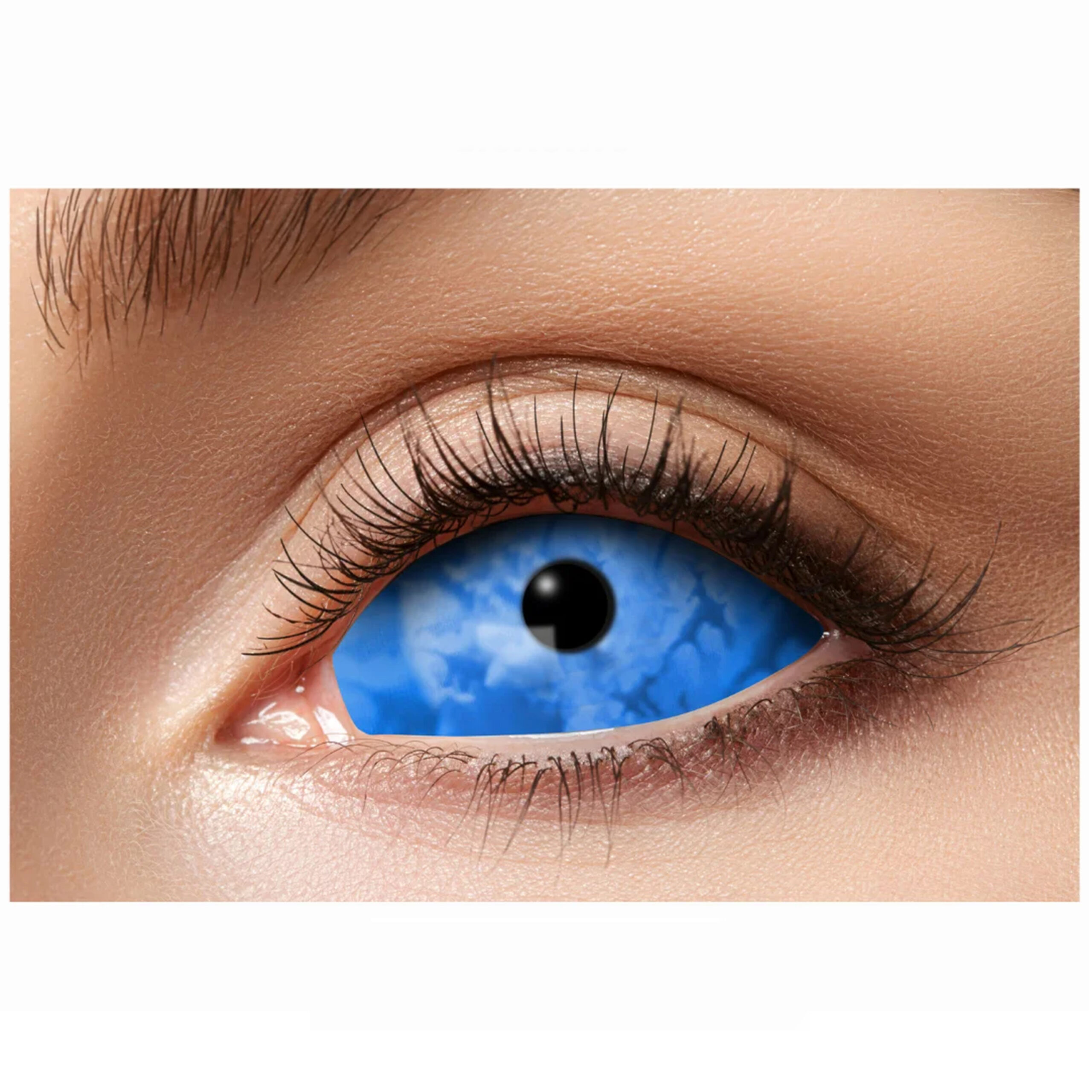 Nahaufnahme eines Auges mit blauer Sclera Eiskönigin Kontaktlinse, Haut und Wimpern sichtbar