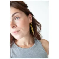 Orecchini a cerchio Snakechain dorati all'orecchio Donna indossa orecchini a cerchio Snakechain dorati con chiusura a scatto, capelli sciolti