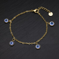 Goldenes Little Nazar Armband aus Chirurgenstahl Goldenes Armband mit blauen Nazar Anhängern auf schwarzem Hintergrund
