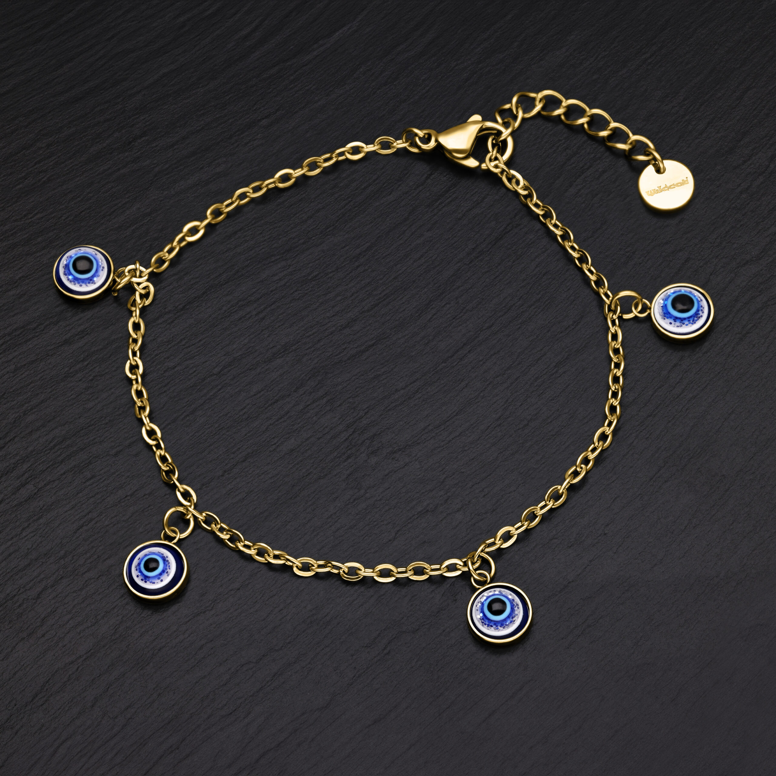 Goldenes Little Nazar Armband aus Chirurgenstahl Goldenes Armband mit blauen Nazar Anhängern auf schwarzem Hintergrund