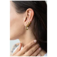 Donna indossa orecchini Basic Ovali Dorati, primo piano