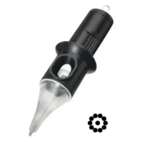 Cheyenne Liner Testine per Tatuaggio Testina nera Cheyenne Liner con protezione trasparente e disposizione di 11 aghi su sfondo bianco