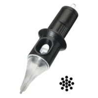 Cheyenne Liner Testine per Aghi 10 pz per Tatuatori Primo piano di una testina Cheyenne Liner nera con parte in plastica trasparente su sfondo bianco