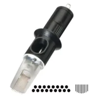 Testina nera per tatuaggi con molti aghi fini su sfondo bianco