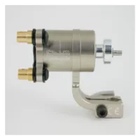 Macchina per tatuaggi rotativa dorata in alluminio su sfondo bianco