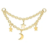 Catena piercing dorata con ciondoli a forma di luna e stelle su sfondo bianco