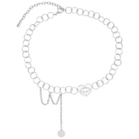 Choker color argento con ciondolo a forma di cuore e occhio su sfondo bianco