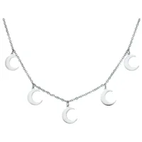 Collana argentata con cinque piccoli ciondoli a mezzaluna su sfondo bianco