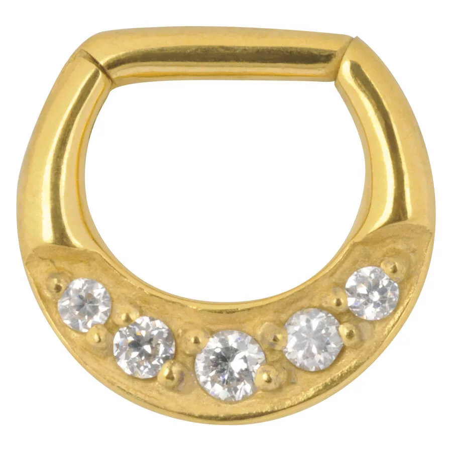 Goldener Septum Clicker mit fünf klaren Kristallen auf weißem Hintergrund