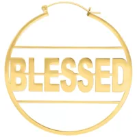 Orecchini dorati con la scritta 'BLESSED' su sfondo bianco