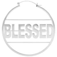 Orecchini d'argento con la scritta 'Blessed' su sfondo bianco