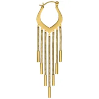 Orecchini a cerchio Snakechain dorati in acciaio chirurgico Orecchini dorati con dettagli a catena in acciaio chirurgico su sfondo bianco