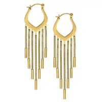 Orecchini a cerchio Snakechain dorati Orecchini dorati con design a catena di serpente e chiusura a scatto su sfondo bianco