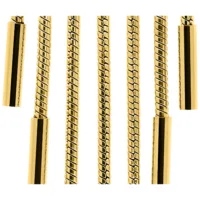 Orecchini a cerchio con catena serpente dorata Orecchini a cerchio dorati in acciaio chirurgico con design a catena serpente su sfondo bianco