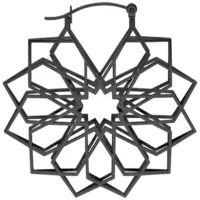 Kaleidoscope Hoops nere in acciaio chirurgico 316L con design geometrico su sfondo bianco