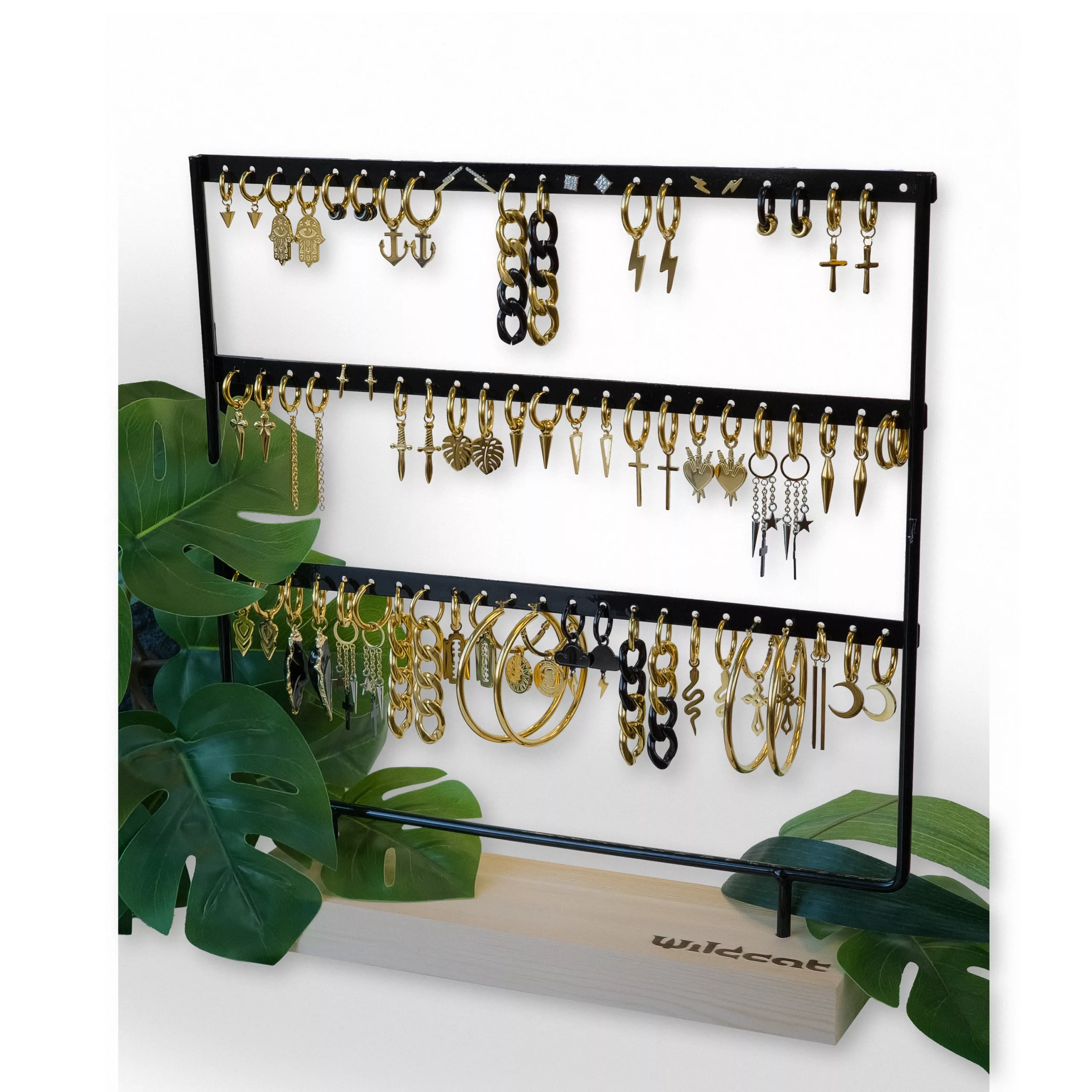 Display nero Wildcat per orecchini con cerchi dorati su base di legno