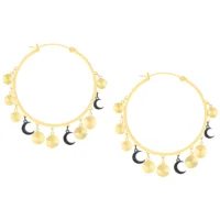 Celestial Hoops in oro con ciondoli a luna Cerchi dorati con ciondoli neri a luna e rotondi su sfondo bianco