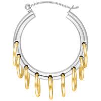 Silberne Hoops mit goldenen Loops Silberner Ohrring aus Chirurgenstahl mit goldenen Anhängern auf weißem Hintergrund