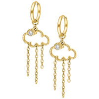 Goldene Ohrringe in Wolkenform mit Kettenanhängern auf weißem Hintergrund