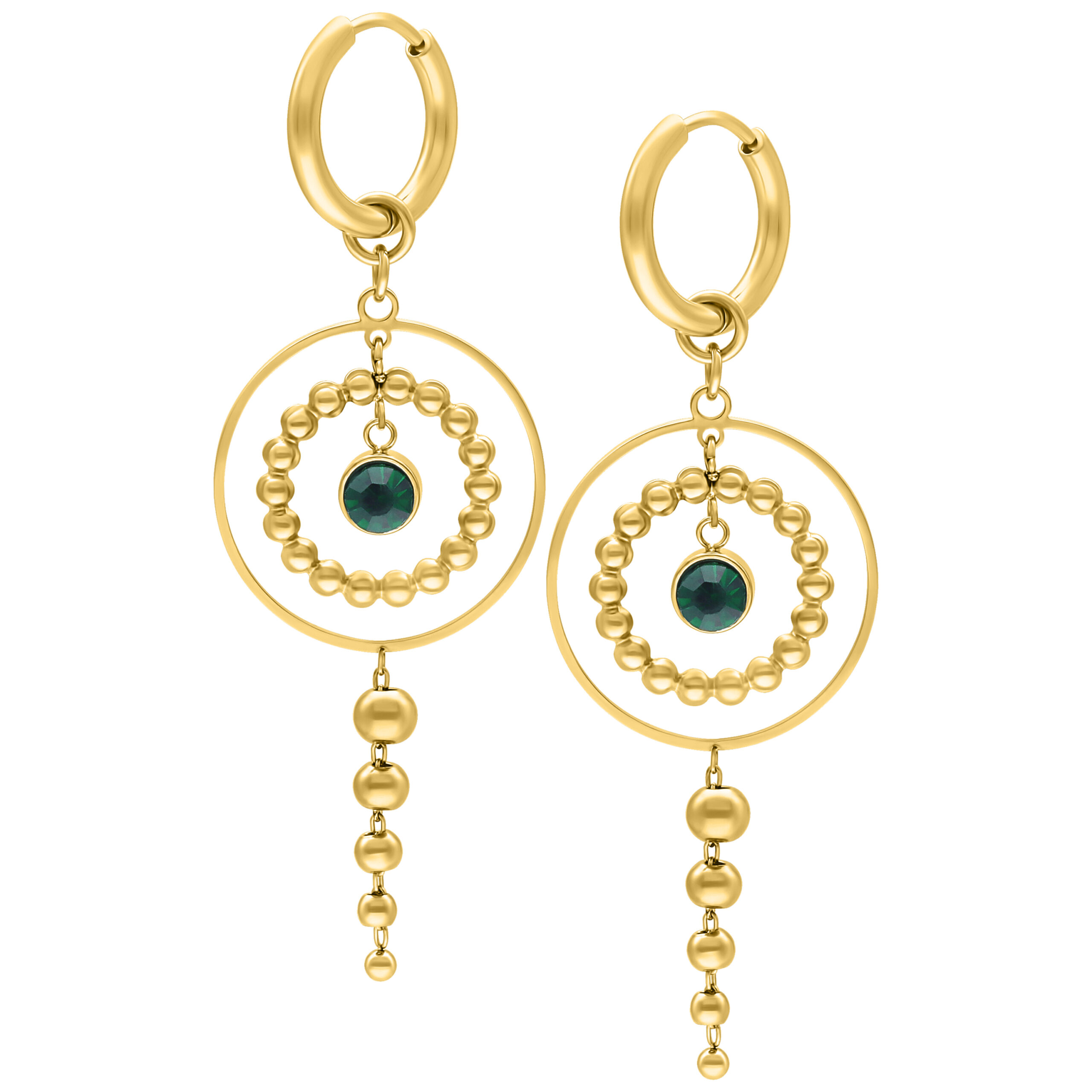 Goldene Ohrringe mit Smaragdgrünem Kristall auf weißem Hintergrund