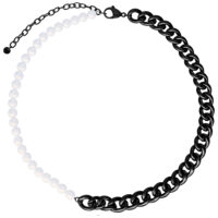 Chunky Pearl collana con maglie di metallo nero e perle bianche su sfondo bianco
