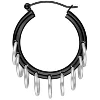 Orecchini a cerchio in metallo nero con diversi anelli d'argento su sfondo bianco