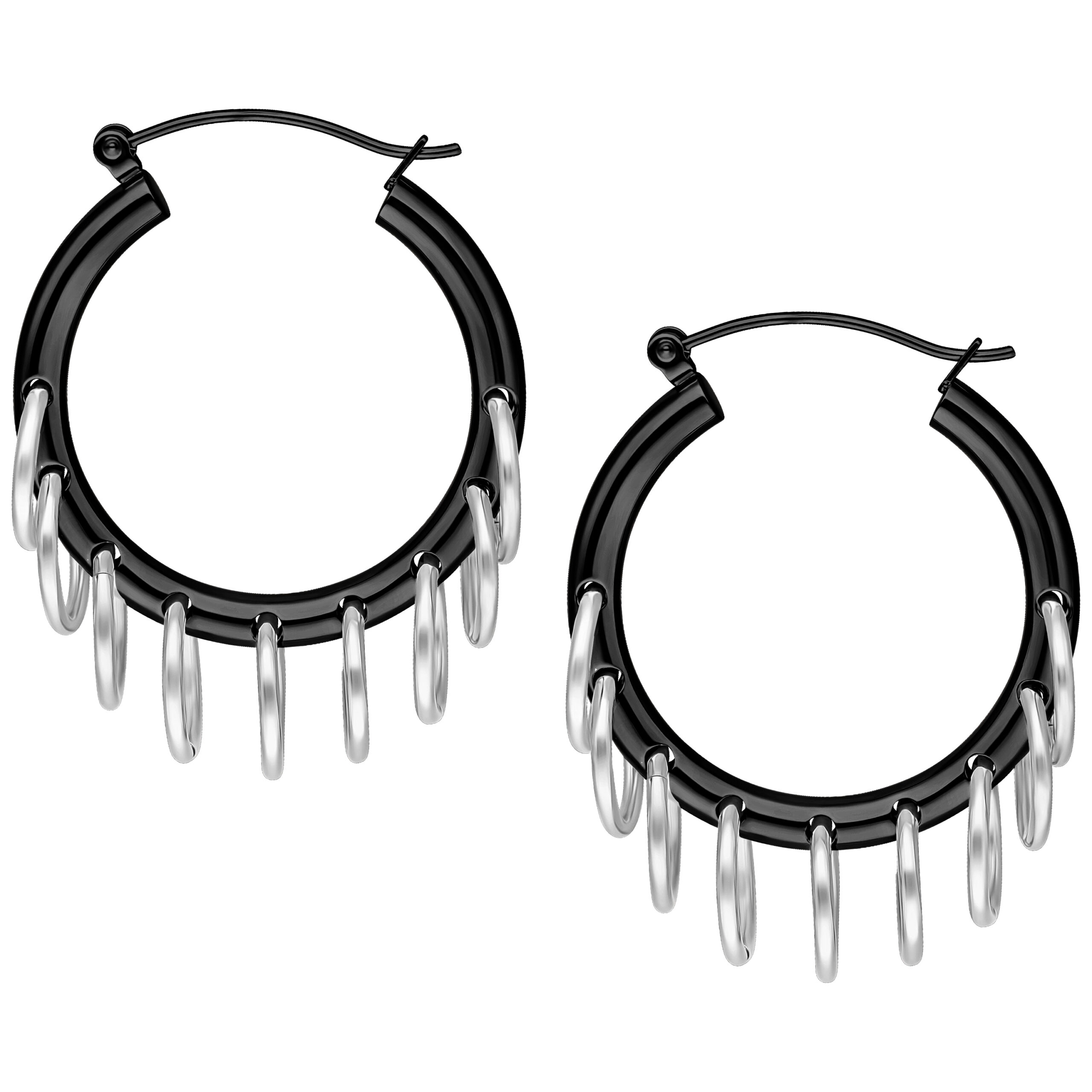 Orecchini neri in acciaio chirurgico con anelli d'argento su sfondo bianco