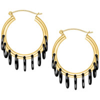 Goldene Kreolen mit schwarzen Ringen Goldene Ohrringe mit mehreren schwarzen Ringen auf weißem Hintergrund