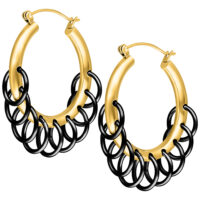 Goldene Creolen mit schwarzen Ringen Goldene Creolen aus Chirurgenstahl mit schwarzen Ringen auf weißem Hintergrund