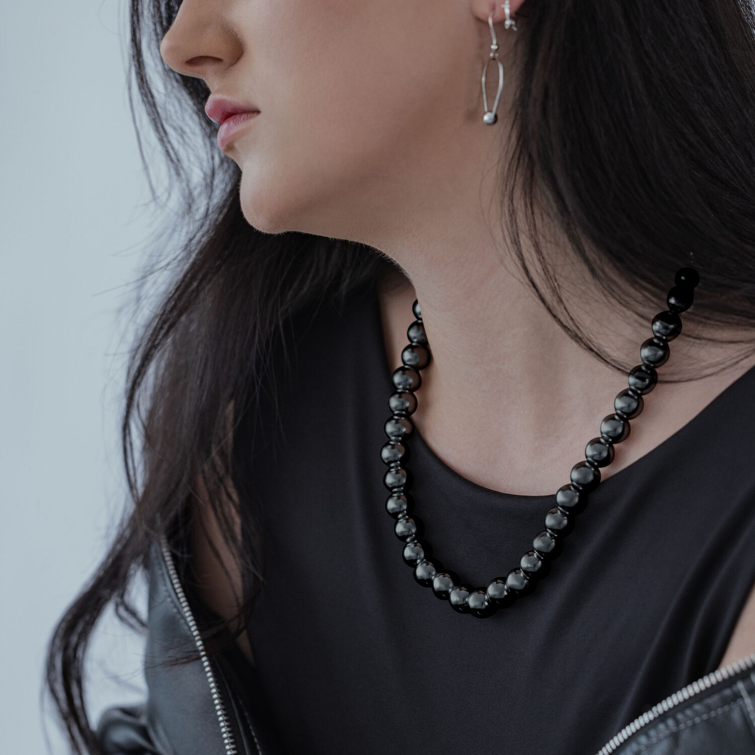 Donna indossa collana Bubble nera in acciaio chirurgico, primo piano