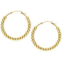 Goldene Bubble Hoops Ohrringe im Set Zwei goldene Bubble Hoops Ohrringe aus Chirurgenstahl auf weißem Hintergrund