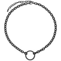 Collana in metallo nero con ciondolo rotondo su sfondo bianco