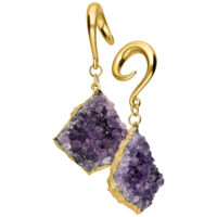 Zwei goldene Ohrgewichte mit Amethystkristallen auf weißem Hintergrund