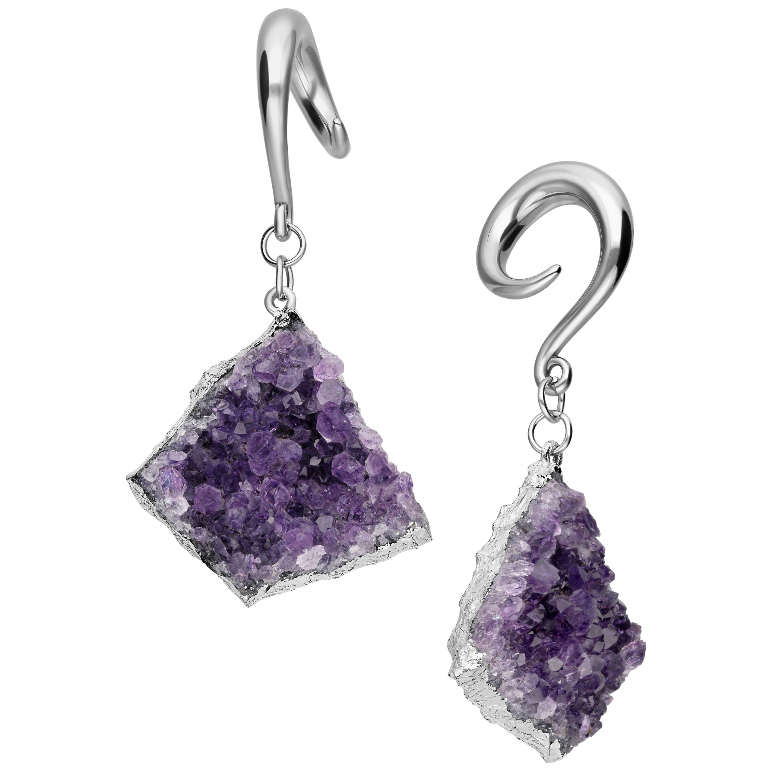 Amethyst Ohrgewichte aus silbernem Chirurgenstahl auf weißem Hintergrund
