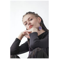 Frau mit Amethyst Crystals Ohrgewichten in Silber auf weißem Hintergrund