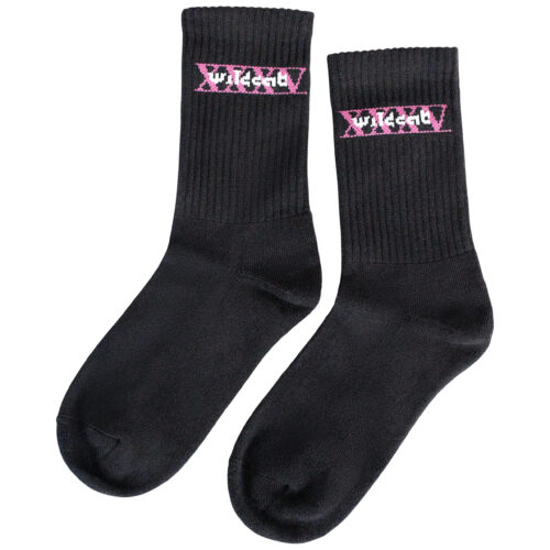 Schwarze Socken mit rosa Wildcat-Logo auf weißem Hintergrund