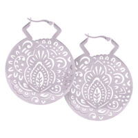 Due cercini argentati con motivo Mehndi su sfondo bianco