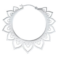 Orecchino a cerchio color argento con motivo a cuore su sfondo bianco