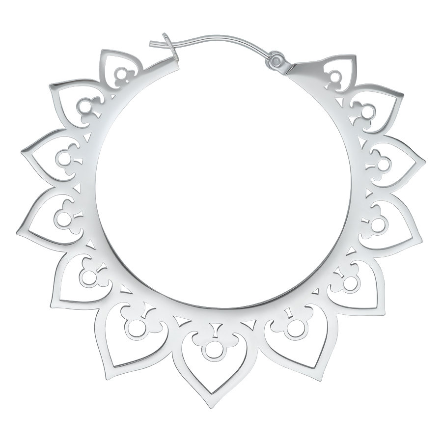 Orecchino a cerchio color argento con motivo a cuore su sfondo bianco