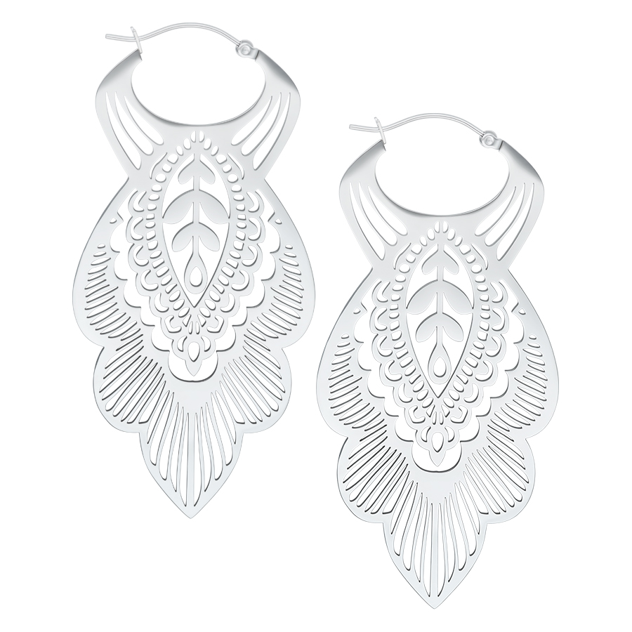Orecchini Mandala Leaf Hoops in argento su sfondo bianco