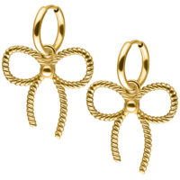 Goldene Ohrringe in Schleifenform auf weißem Hintergrund