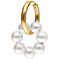 Goldene Creole mit weißen Perlen auf weißem Hintergrund