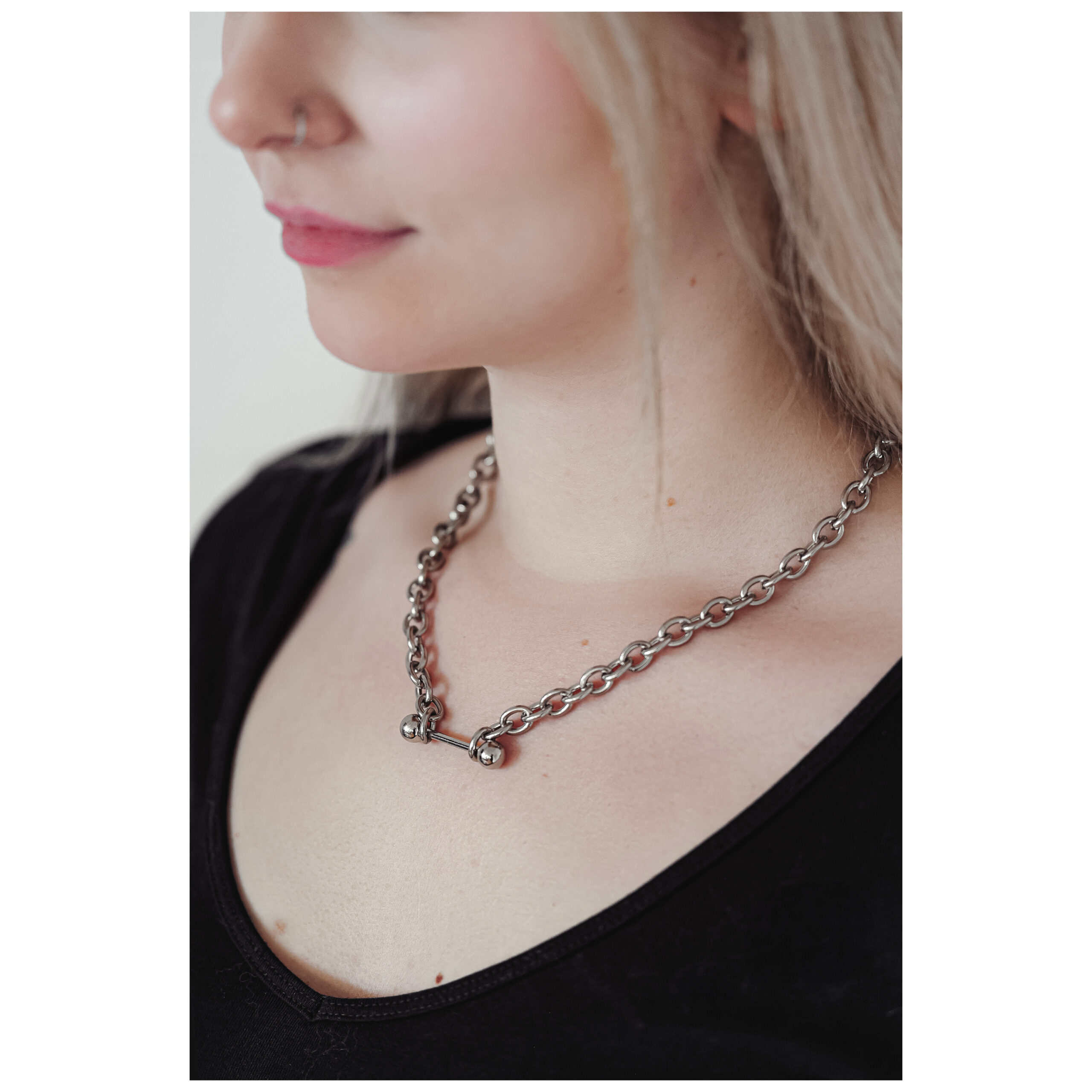 Silberfarbene Barbell Halskette aus Chirurgenstahl auf weißem Hintergrund