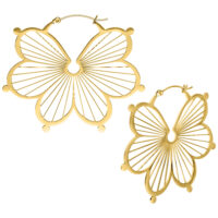 Goldene Flower Hoops Ohrringe Set Zwei goldene Flower Hoops Ohrringe auf weißem Hintergrund