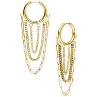 Goldene Multilayer Chain Hoops Ohrringe Zwei goldene Multilayer Chain Hoops Ohrringe auf weißem Hintergrund