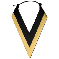 Gold/Schwarze V-förmige Ohrringe auf weißem Hintergrund