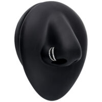 Clicker nero a doppia fila di cristalli su modello di naso su sfondo nero