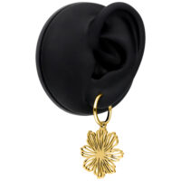 Goldene Ohrringe mit Blumenanhänger an einem schwarzen Ohrmodell
